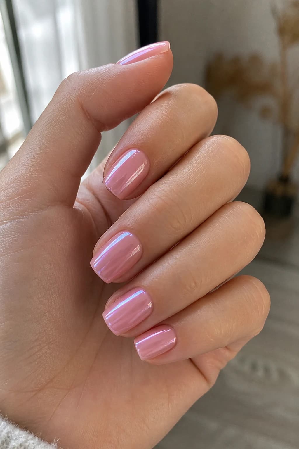 Short coffin nails in pink with a jelly design and a chrome finish